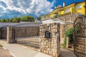 Nice Home in Kostrena With Wifi and 5 Bedrooms, Риека