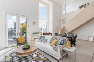 Modern Penthouse on Mass By CozySuites, Индианаполис