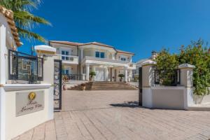 Frido Luxury Villa - 600 Sqm, Закинф