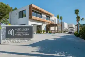 Anna Island, Пефкохори