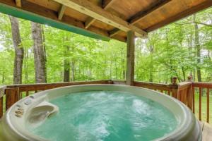 Serene Maggie Valley Retreat w/ Deck & Hot Tub!, Магги-Валли