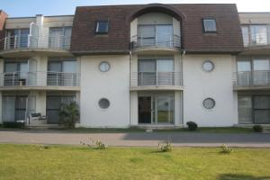 Cozy Apartment near Oostende in Bredene, Бреден