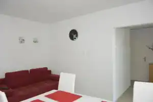 Maro Apartments, Сень