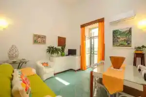 Atrani Apartments on the Amalfi Coast, air-purified, close to the beach and easy access, Амальфи