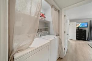 Steps To the Sand And Main Street 4br, Хантингтон-Бич
