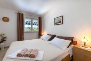Bright and Spacious Apartment With Terrace in Kastel Stafilic, Кастель Стафилич