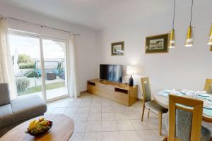 Nice Home in Pirovac With Wifi and 4 Bedrooms, Pirovac