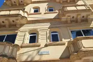 Arzella Apartments, Ксленди