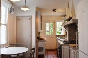 Stylish and Spacious 4 Bedroom Queen's Park House, Брайтон