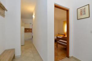 Nice Apartment in Starigrad Paklenica With Wifi and 2 Bedrooms, Стариград