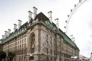Premier Inn London County Hall, Лондон