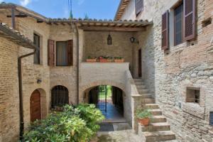 Villa at a Popular Place in Bevagna With Terrace & Garden, Беванья