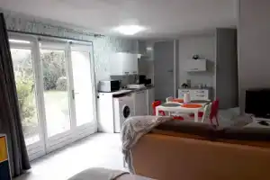 Studio in Saint-apollinaire, With Shared Pool, Enclosed Garden and Wifi, Дижон