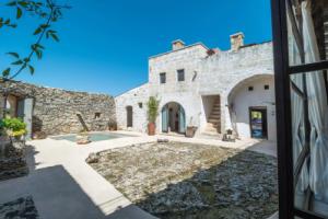 Ancient renovated farmhouse with large garden, small pool with hydromassage-Masseria de Li Travaj, Пату