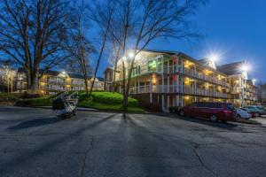 HomeTowne Studios by Red Roof Atlanta - Norcross Downtown, Норкрос