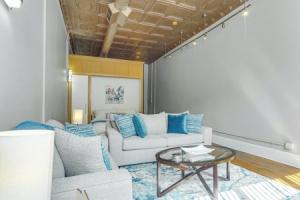Stylish Downtown Loft: Rooftop Patio + 2 King Beds, Фейетвилл