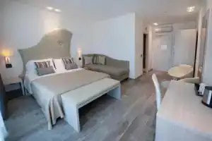 Hotel «Italia», Гарда