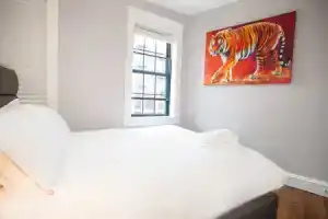 Boston Back Bay Brand New Condo Sleeps 8, Бостон