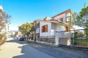 Beautiful Home in Reggio Calabria With Wifi and 3 Bedrooms, Реджо-Калабрия