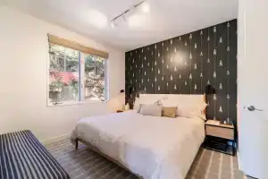 Aspen Hideaway by Avantstay Walk to Aspen, Near Slopes + Pool & Hot Tub Access, Аспен