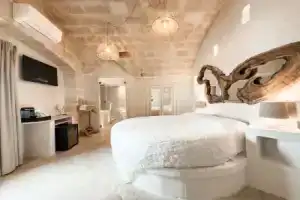 Мини-отель «Bellavista Suites», Монополи