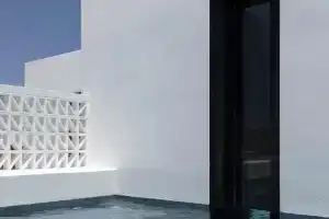 CUBIC Mykonos Seafront Design Suites, Орнос