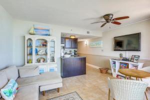 Walk to Shore: Condo w/ 2 Pools in Myrtle Beach, Миртл Бич