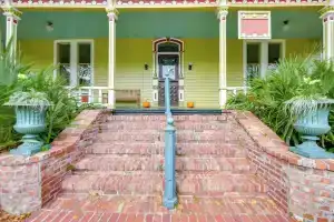 Ornate Victorian Home w/ Courtyard & Fire Pit!, Колумбус