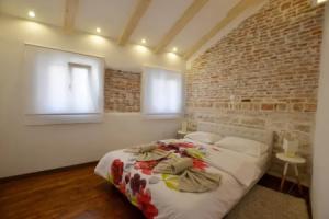 Grisia Attick in Rovinj, Ровинь