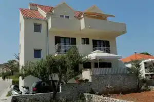 Apartment Mira - 50 m from beach: A1 Supetar, Island Brac, Супетар
