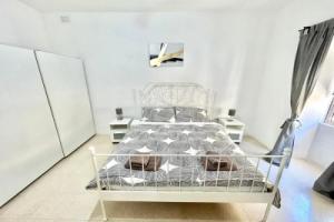 St Julians - Balluta Bay large 3 bedroom apartment, Сент-Джулианс