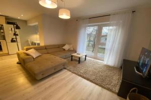 Sunny apartment, 5min to the sea. Parking. Self check in., Паланга