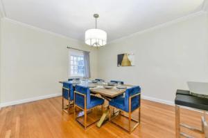 Stylish 2br/2ba Apt in Beacon Hill by Domio, Бостон