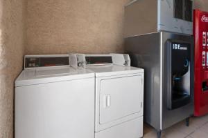 Отель «Super 8 By Wyndham Tucson/Grant Road Area Az», Тусон