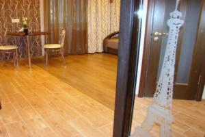 Kvartira-studio na prospekte Aleksandra Polia "Parizh" (Studio apartment on Oleksandra Polia "Paris"), Днепропетровск