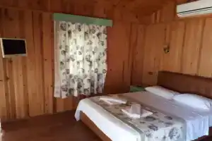 Azra's Bungalow Houses, Орхание