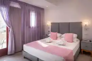 Mar n Mar Crown Hotel-Suites, Камари