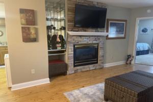 Riverside 605 2bd Condo With Mountains View Private Balcony 2 Bedroom Home by RedAwning, Пиджен-Форж
