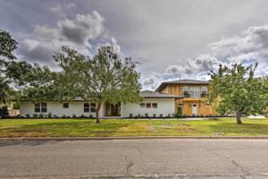 Elegant College Station Home - Walk to Texas A & M, Колледж-Стейшен