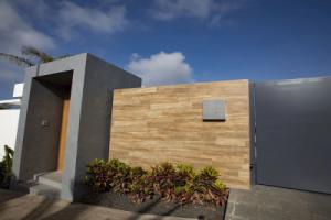 Plush Villa in Adeje with Infinity Pool, Sea-View & Large Terrace, Адехе