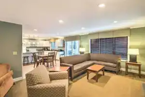 North Conway Home ~ 2 Mi to Cranmore Mountain!, Норт-Конвей