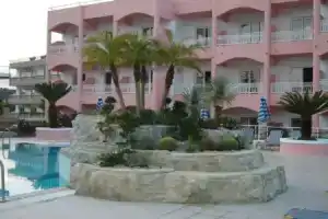 Royal Rose Studios & Apartments, Фалираки