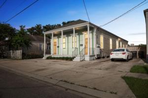 Historic Algiers Point 3 Minutes To Downtown 3 Bedroom Duplex by Redawning, Новый Орлеан