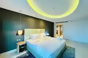 Venduras Sleek 1BR Near Burj Khalifa, Дубай