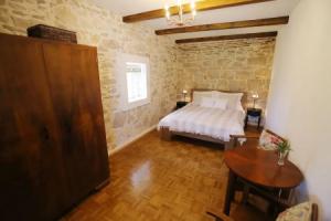Stone House Apartment, Preko