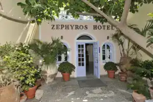Zephyros Hotel, Камари