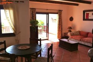 Spacious Holiday Home in Tenerife with Hot Tub & Garden, Сан Мигель де Абона