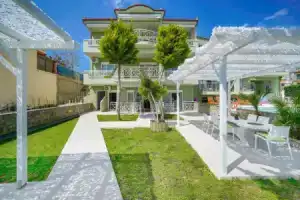 Lafeyra Apartments, Лименария