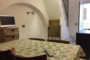 Historic Apartment in centre of city 100m to sea, Монополи