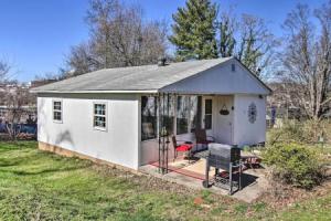 2 Mi to Downtown Knoxville: Cozy Home w/ Patio, Ноксвилл